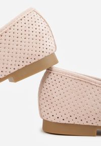 Renee - Różowe Perforowane Mokasyny z Imitacji Zamszu Zdobione Frędzlami Vaeliane. Okazja: na co dzień. Kolor: różowy. Materiał: zamsz. Wzór: aplikacja. Styl: casual, elegancki #5