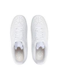 Nike - NIKE COURT VISION LO BE Sneakersy damskie. Okazja: na co dzień, do pracy, na spacer, na uczelnię. Kolor: biały. Materiał: guma, syntetyk, skóra. Szerokość cholewki: normalna. Sezon: lato. Model: Nike Court. Sport: turystyka piesza #3