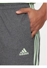 Adidas - adidas Spodnie dresowe Essentials IS1367 Szary Regular Fit. Kolor: szary. Materiał: syntetyk, bawełna #3