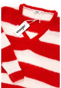 Wrangler - DAMSKI SWETER WRANGLER LOOSE KNIT FORMULA RED W8109PZWO 112132228. Typ kołnierza: dekolt w serek. Materiał: tkanina. Wzór: ze splotem #2