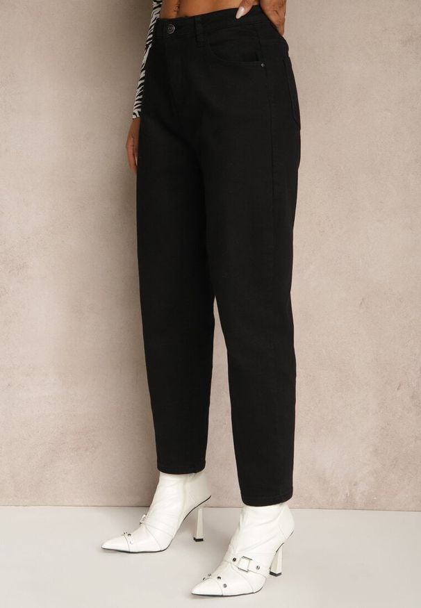 Renee - Czarne Jeansy Mom Fit Regular Waist Feselesa. Okazja: na spacer. Kolor: czarny. Styl: elegancki