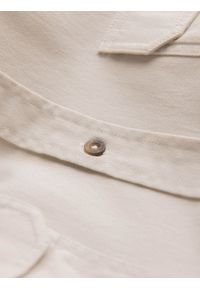 Ombre Clothing - Męska bawełniana koszula REGULAR FIT z kieszeniami zapinanymi na guziki - kremowa V1 OM-SHCS-0146 - XXL. Kolor: kremowy. Materiał: bawełna. Długość rękawa: długi rękaw. Długość: długie. Wzór: aplikacja #2