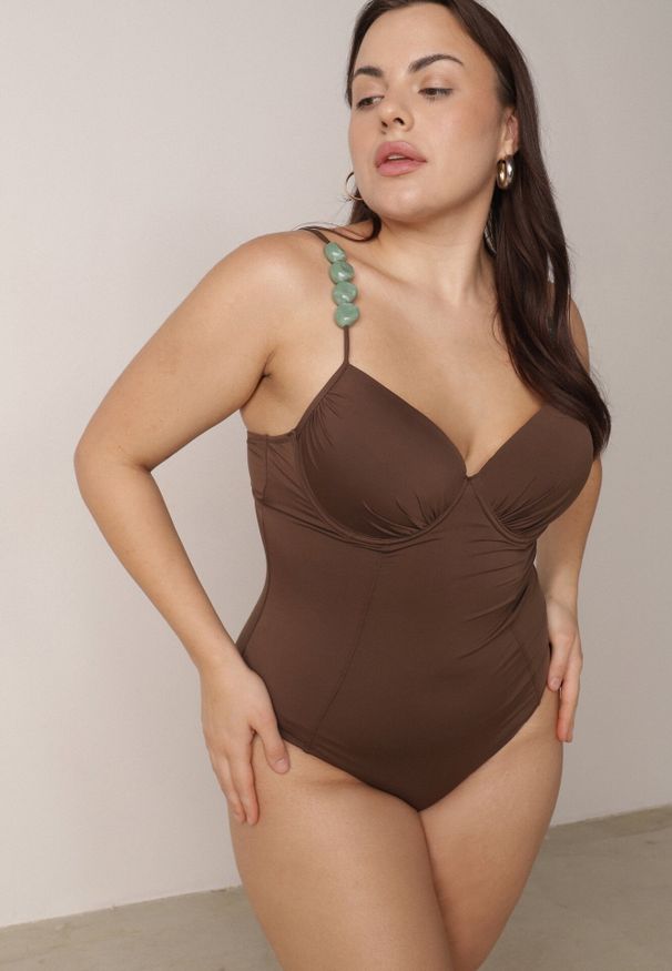 Born2be - Brązowy Strój Kąpielowy Ozdobiony Kamieniami Medorise. Kolekcja: plus size. Kolor: brązowy. Wzór: aplikacja