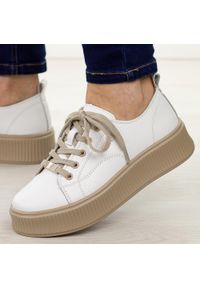 Białe skórzane półbuty damskie Filippo Dp6122/26. Nosek buta: okrągły. Kolor: biały. Materiał: skóra. Sezon: jesień, wiosna, lato. Obcas: na platformie. Styl: klasyczny, elegancki #1