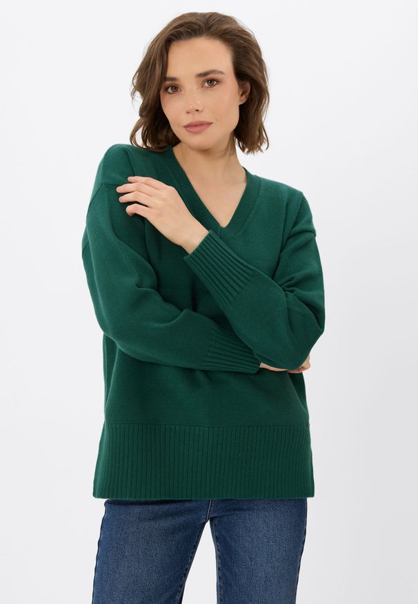 Volcano - Ciepły sweter z dekoltem w serek S-NOVA. Okazja: na co dzień. Typ kołnierza: dekolt w serek. Materiał: materiał, prążkowany, wiskoza, jeans. Długość: długie. Styl: klasyczny, casual, elegancki