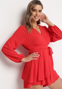 Born2be - Czerwona Kopertowa Sukienka Kombinezon Mini z Falbanką Bomina. Typ kołnierza: kołnierz z falbankami. Kolor: czerwony. Materiał: materiał. Typ sukienki: kopertowe. Długość: mini #5