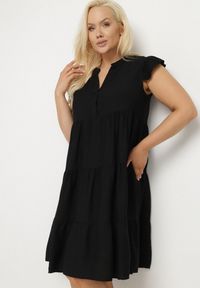 Born2be - Czarna Sukienka o Rozkloszowanym Kroju z Dekoltem w Serek Meverina. Okazja: na co dzień. Typ kołnierza: dekolt w serek. Kolor: czarny. Długość rękawa: krótki rękaw. Wzór: aplikacja. Typ sukienki: proste, rozkloszowane. Styl: casual, elegancki #7
