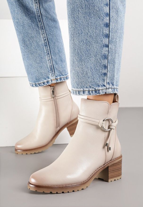 Born2be - Beżowe Botki na Słupku z Aplikacją przy Cholewce Tulonisse. Okazja: na co dzień, na spacer. Kolor: beżowy. Materiał: wełna, jeans, dzianina. Szerokość cholewki: normalna. Wzór: aplikacja. Obcas: na słupku. Styl: klasyczny, casual, elegancki. Wysokość obcasa: średni