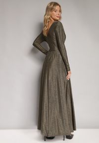 Born2be - Złota Rozkloszowana Błyszcząca Sukienka Maxi z Głębokim Dekoltem i Marszczeniem w Talii Nizetta. Kolor: złoty. Materiał: materiał. Długość rękawa: długi rękaw. Typ sukienki: proste. Długość: maxi #3