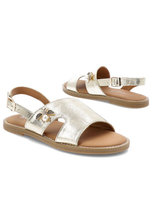 Złote Sandały Vinceza Lekkie Obuwie Damskie Z Broszką. Okazja: na spacer, na co dzień. Zapięcie: pasek. Kolor: złoty. Wzór: aplikacja. Sezon: lato. Obcas: na płaskiej podeszwie. Styl: casual