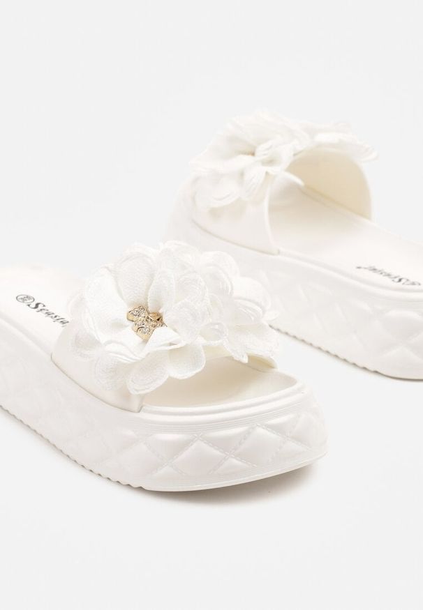 Born2be - Białe Klapki na Grubej Pikowanej Podeszwie z Kwiatem 3D Santhiel. Okazja: na co dzień. Kolor: biały. Materiał: jeans. Wzór: kwiaty. Styl: elegancki, klasyczny, casual