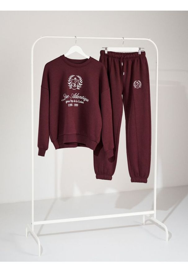 Sinsay - Spodnie jogger w stylu akademickim - bordowy. Kolor: czerwony