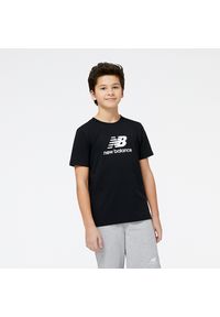 Koszulka dziecięca New Balance YT31541BK – czarna. Kolor: czarny. Materiał: bawełna. Wzór: napisy