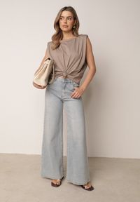 Born2be - Beżowy Bawełniany Top Oversize Bez Rękawów z Wiązaniem i Poduszkami w Ramionach Apixie. Okazja: na co dzień. Kolor: beżowy. Materiał: bawełna. Długość rękawa: bez rękawów. Styl: elegancki, casual #6