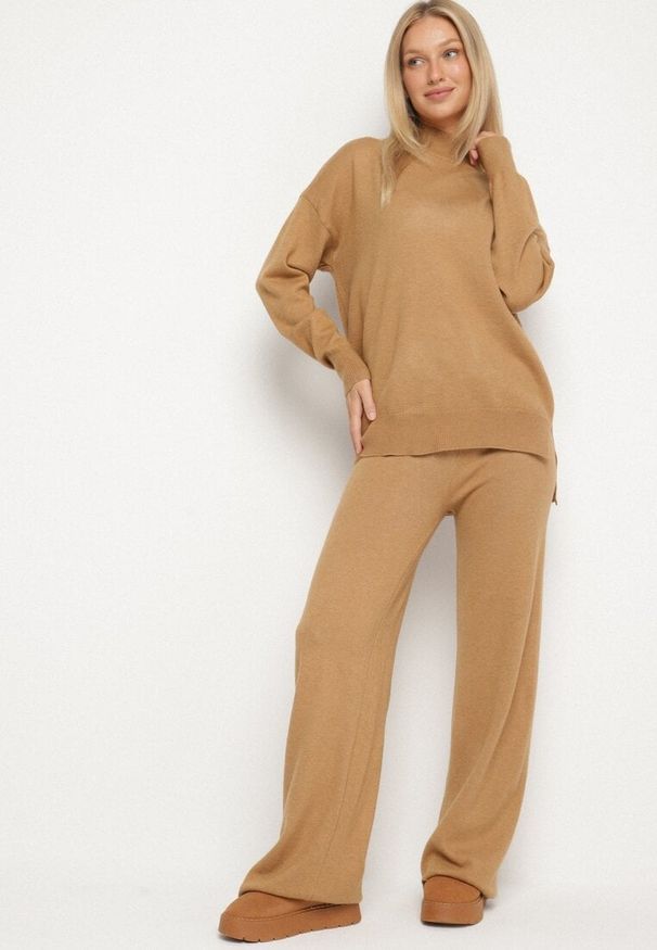 Born2be - Beżowy Dzianinowy Komplet z Wełną Sweter z Półgolfem i Szerokie Spodnie Lanerra. Kolor: beżowy. Materiał: dzianina, wełna. Sport: turystyka piesza