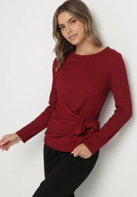 Born2be - Bordowa Bluzka Ozdobiona Wiązaniem Esterea. Okazja: na co dzień. Kolor: czerwony. Materiał: jeans. Wzór: aplikacja. Styl: casual, elegancki #4