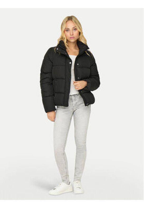 only - ONLY Kurtka zimowa New Cool 15295424 Czarny Regular Fit. Kolor: czarny. Materiał: syntetyk. Sezon: zima