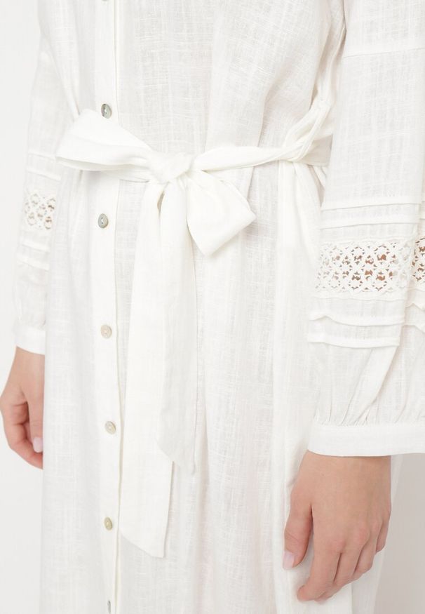 Born2be - Biała Sukienka Koszulowa Zapinana na Guziki z Paskiem w Talii i Ozdobnym Rękawem Rigaudona. Okazja: na spotkanie biznesowe. Kolor: biały. Typ sukienki: koszulowe. Styl: klasyczny, biznesowy, elegancki