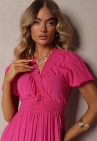 Renee - Fuksjowa Boho Sukienka z Bawełny o Kopertowym Fasonie Rissatina. Okazja: do pracy. Typ kołnierza: dekolt w kształcie V. Kolor: różowy. Materiał: bawełna. Typ sukienki: kopertowe. Styl: boho #5