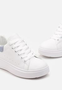 Born2be - Biało-Niebieskie Sznurowane Sneakersy o Klasycznym Fasonie na Grubej Podeszwie Cataria. Kolor: biały. Obcas: na płaskiej podeszwie