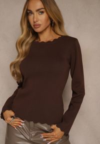 Renee - Brązowy Sweter z Wiskozą i Ozdobną Falbanką Mevidella. Okazja: na co dzień. Kolor: brązowy. Materiał: wiskoza. Styl: casual, klasyczny