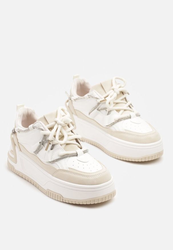 Born2be - Biało-Beżowe Sneakersy na Grubej Podeszwie Zdobione Cyrkoniami Neothra. Okazja: na co dzień, na spacer. Kolor: biały. Materiał: dzianina, jeans. Wzór: aplikacja. Sport: turystyka piesza