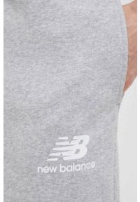 New Balance spodnie dresowe kolor szary z nadrukiem MP31539AG-9AG. Kolor: szary. Materiał: dresówka. Wzór: nadruk #2