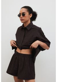 Marsala - Szorty w paski w kolorze BROWN ESPRESSO - SHELLY. Stan: podwyższony. Materiał: len, guma, poliester, wiskoza, tkanina, bawełna. Wzór: paski. Sezon: lato #1