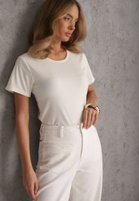 Renee - Jasnobeżowy T-shirt Basic z Okrągłym Dekoltem Dolea. Okazja: na co dzień. Kolor: beżowy. Materiał: jeans. Długość: krótkie. Wzór: gładki. Styl: casual #1