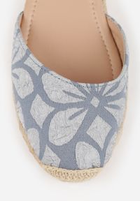 Renee - Niebieskie Sandały Basare. Nosek buta: okrągły. Zapięcie: sprzączka. Kolor: niebieski. Materiał: materiał. Wzór: kwiaty. Obcas: na koturnie. Wysokość obcasa: średni #8