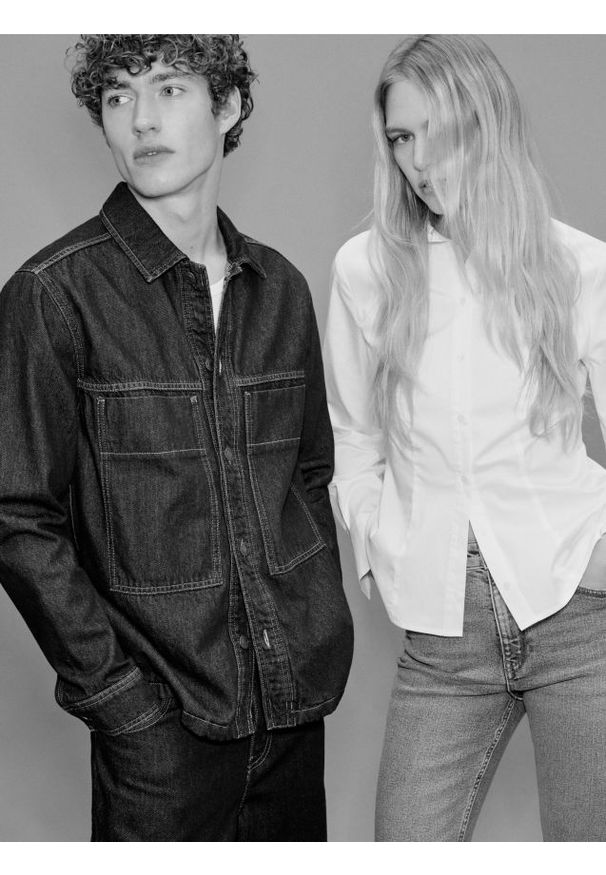 Reserved - Jeansy flare - niebieski. Kolor: niebieski