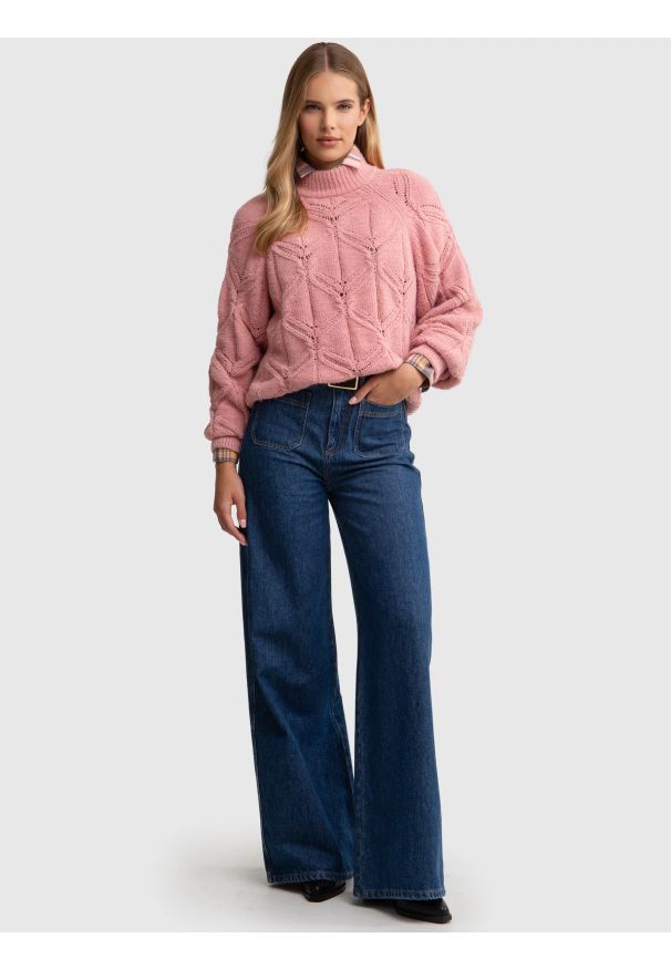 Big-Star - Sweter damski ażurowy ze stójką różowy Alilia 600. Okazja: do pracy. Typ kołnierza: kołnierzyk stójkowy. Kolor: różowy. Materiał: jeans, materiał. Wzór: ażurowy. Sezon: zima, jesień. Styl: elegancki