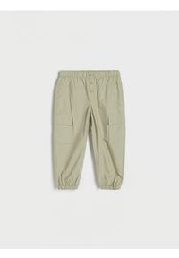 Reserved - Spodnie cargo - jasnozielony. Kolor: zielony. Materiał: bawełna, tkanina #1