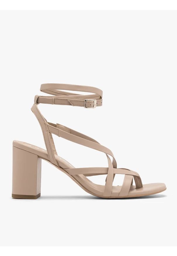 Ryłko - Beżowe japonki na obcasie. Kolor: beżowy. Materiał: skóra. Obcas: na obcasie. Styl: street. Wysokość obcasa: średni