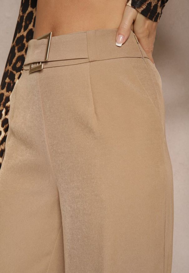 Renee - Ciemnobeżowe Szerokie Spodnie Garniturowe z Wiskozą High Waist z Paskiem z Klamrą Enarela. Okazja: na co dzień. Stan: podwyższony. Kolor: beżowy. Materiał: wiskoza. Sezon: lato, wiosna. Styl: elegancki, casual