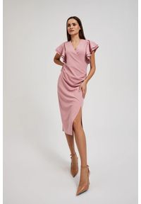 MOODO - Sukienka z falbanami na rękawach różowa. Kolor: różowy