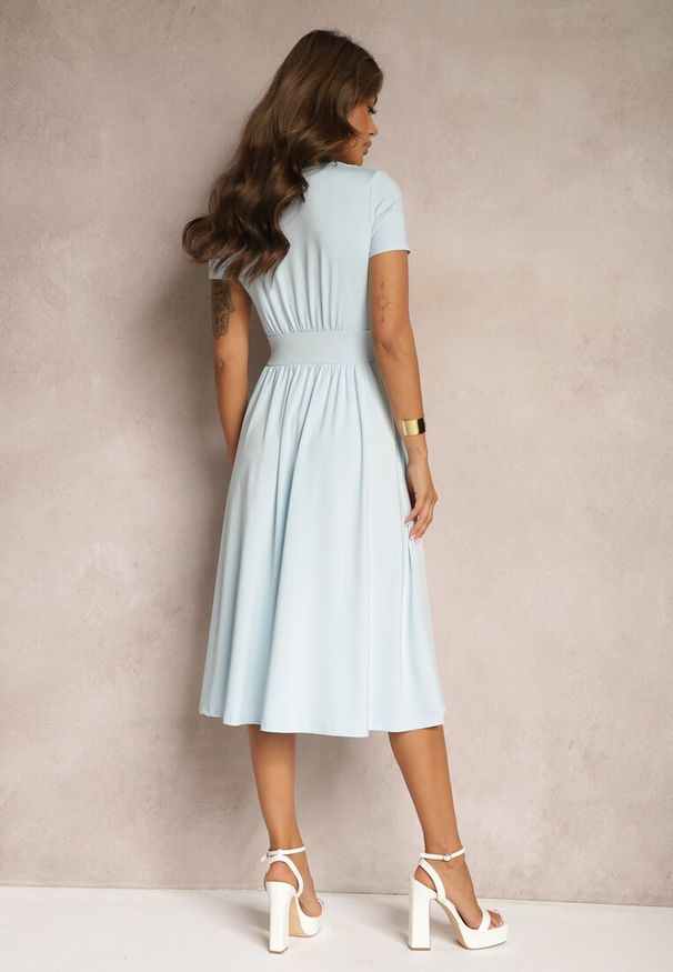 Renee - Jasnoniebieska Sukienka Taliowana z Kopertowym Dekoltem o Rozkloszowanym Kroju Rimadea. Typ kołnierza: dekolt kopertowy. Kolor: niebieski. Typ sukienki: kopertowe. Styl: elegancki