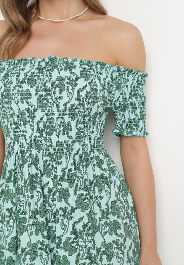 Born2be - Zielona Bawełniana Sukienka z Dekoltem Typu Hiszpanka i Lekką Falbanką Hannesia. Okazja: na co dzień. Typ kołnierza: dekolt hiszpanka. Kolor: zielony. Materiał: bawełna. Sezon: wiosna, lato. Styl: casual, elegancki. Długość: mini