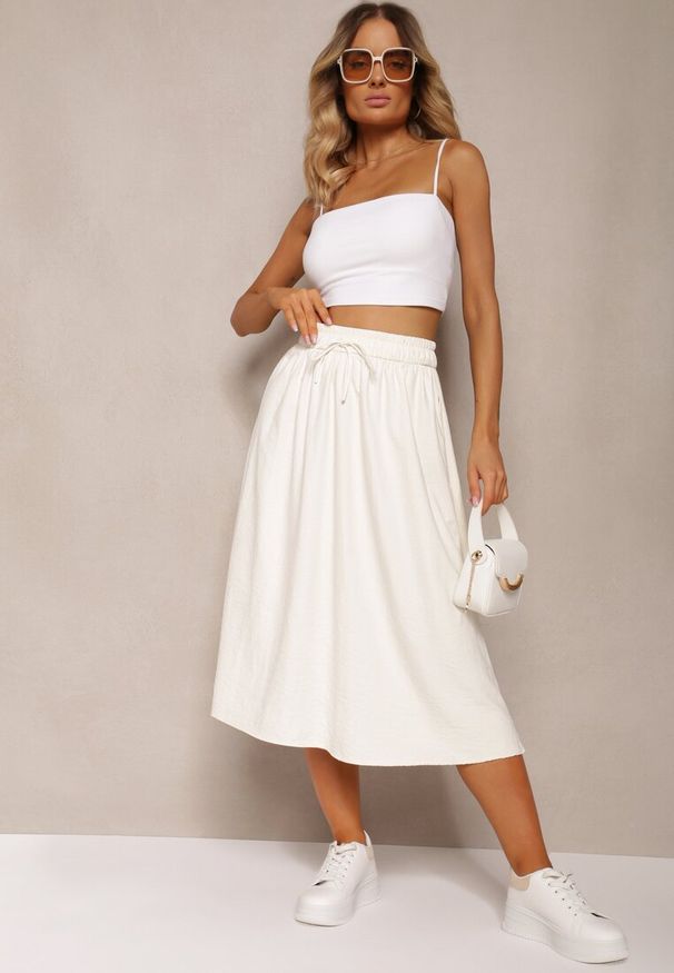 Renee - Jasnobeżowa Spódnica o Rozkloszowanym Kroju Ściągana w Pasie Rigelia. Okazja: na spotkanie biznesowe, do pracy. Kolor: beżowy. Wzór: aplikacja. Styl: biznesowy, elegancki