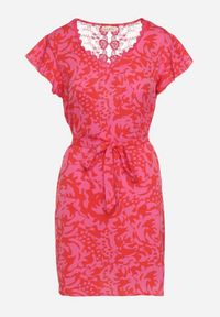 Born2be - Fuksjowa Sukienka z Krótkim Rękawem Ozdobiona Siateczką przy Dekolcie z Materiałowym Paskiem Meada. Kolor: różowy. Materiał: materiał. Długość rękawa: krótki rękaw. Wzór: aplikacja. Typ sukienki: dopasowane. Styl: elegancki #4