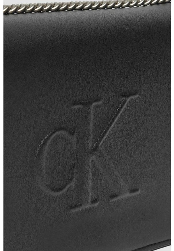 Calvin Klein - CALVIN KLEIN Czarna torebka damska z tłoczonym logo. Kolor: czarny. Materiał: z tłoczeniem