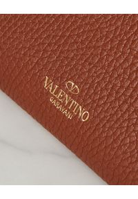 VALENTINO - Brązowy portfel Rockstud. Kolor: brązowy. Wzór: aplikacja #4