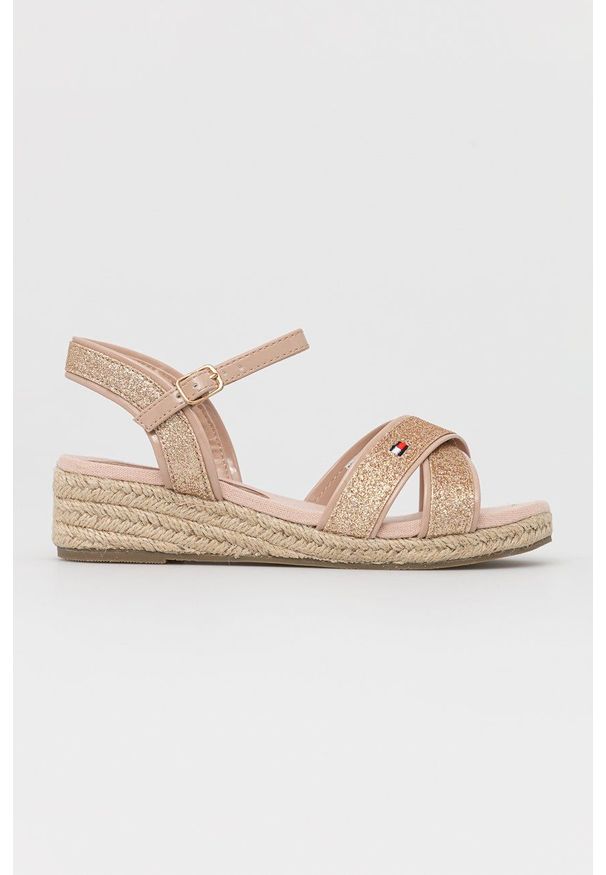 TOMMY HILFIGER - Tommy Hilfiger sandały dziecięce kolor beżowy. Zapięcie: klamry. Kolor: beżowy. Materiał: guma, materiał. Obcas: na koturnie