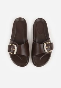 Born2be - Ciemnobrązowe Klapki na Grubej Podeszwie Ozdobione Metaliczną Klamrą Lorefer. Okazja: na co dzień. Kolor: brązowy. Wzór: aplikacja. Styl: casual, elegancki #2