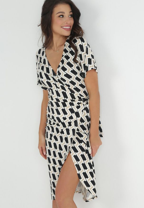 Born2be - Beżowa Dopasowana Sukienka Kopertowa z Wiązaniem w Pasie Leanthea. Kolor: beżowy. Wzór: geometria. Typ sukienki: kopertowe