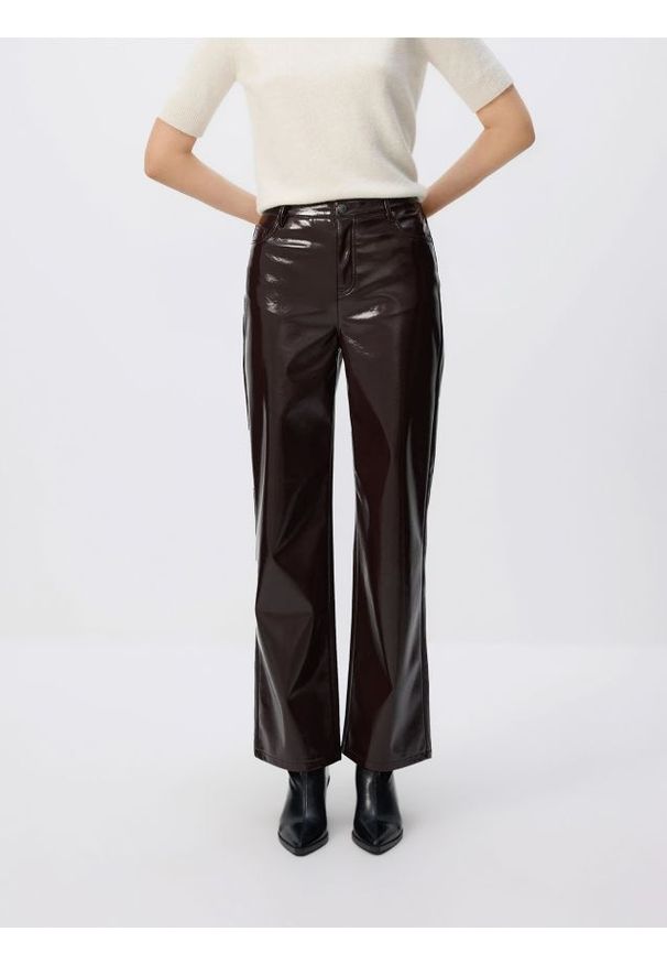 Reserved - Spodnie z imitacji skóry - burgundowy. Kolor: czerwony. Materiał: skóra