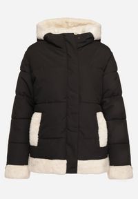 Born2be - Czarna Pikowana Kurtka o Prostym Kroju z Kapturem Obszyta Ozdobnym Futerkiem Ettelinea. Okazja: na co dzień. Typ kołnierza: kaptur. Kolor: czarny. Materiał: futro. Styl: casual #2