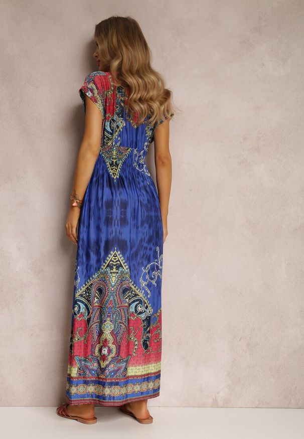 Renee - Niebieska Sukienka o Kopertowym Kroju w Ornamentalny Print Nalori. Kolor: niebieski. Materiał: materiał. Długość rękawa: krótki rękaw. Wzór: nadruk. Typ sukienki: kopertowe. Długość: maxi