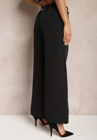 Renee - Czarne Eleganckie Spodnie Dzwony z Ozdobnymi Patkami w Pasie Nattas. Stan: podwyższony. Kolor: czarny. Styl: elegancki