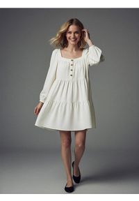 Sinsay - Rozkloszowana sukienka mini z dekoltem karo i guzikami z przodu - kremowy. Typ kołnierza: dekolt w karo. Kolor: kremowy. Długość: mini #1